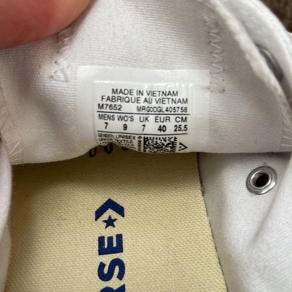 Converse Women’s size 9 - Picture 8 of 8